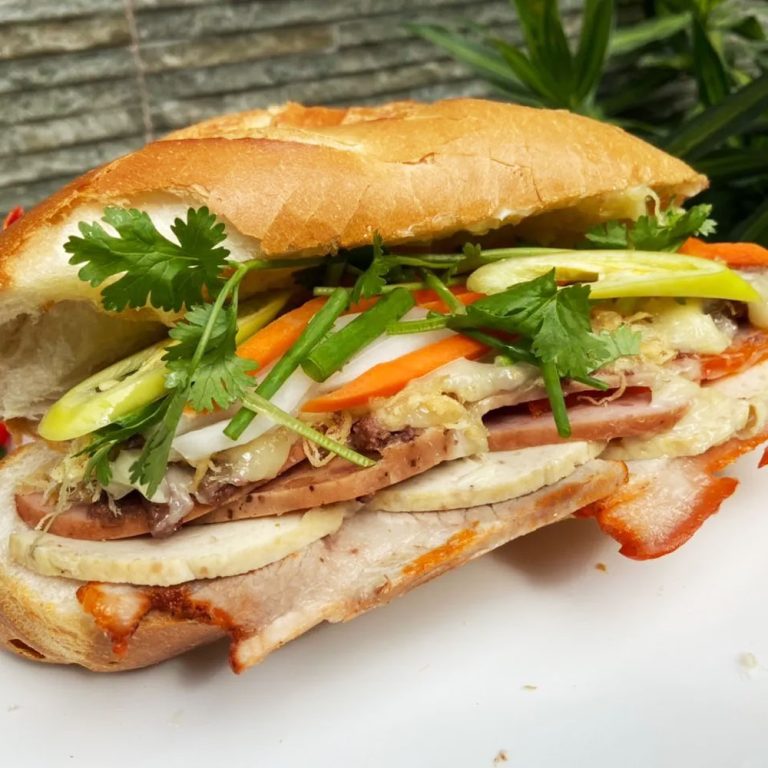 Bánh mì đặc biệt chả - 1 ổ