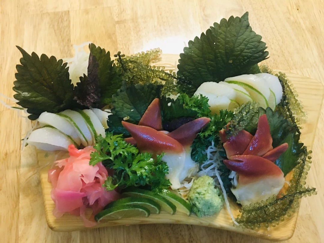 Sashimi sò đỏ và sò điệp